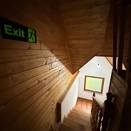 Bujtina Crystal Theth