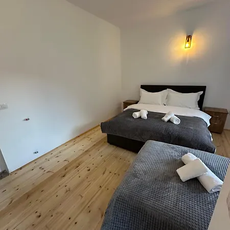 Bujtina Crystal Guest house *