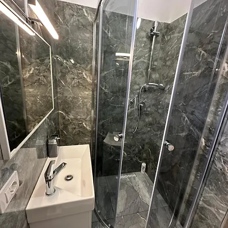 Bujtina Crystal Casa de hóspedes 3*