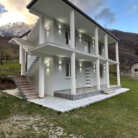 Bujtina Crystal Guest house *