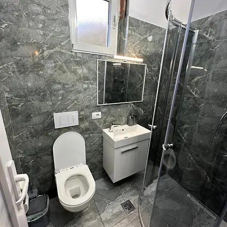 Bujtina Crystal Guest house *