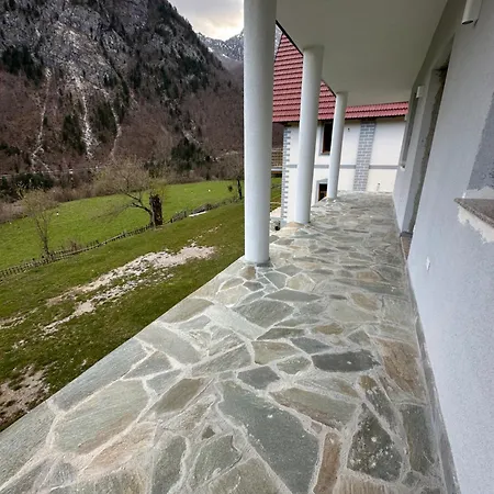 Bujtina Crystal