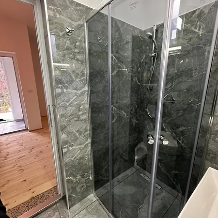 Bujtina Crystal Theth