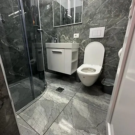 Bujtina Crystal Guest house *