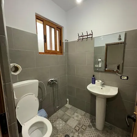 Bujtina Crystal Guest house *
