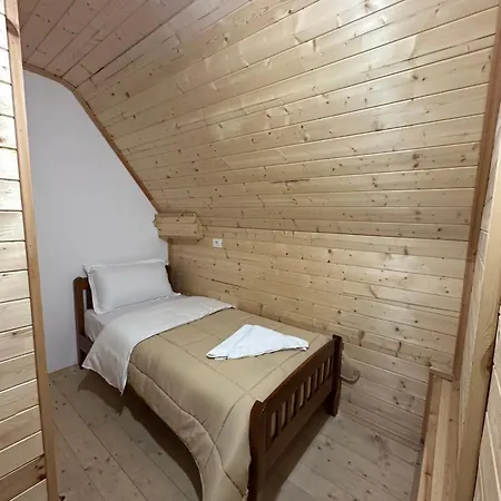 Bujtina Crystal Theth