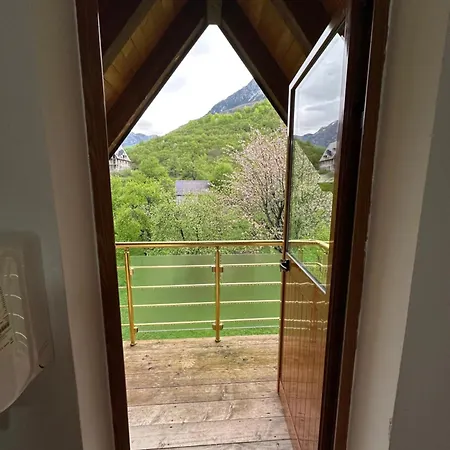 Bujtina Crystal Theth