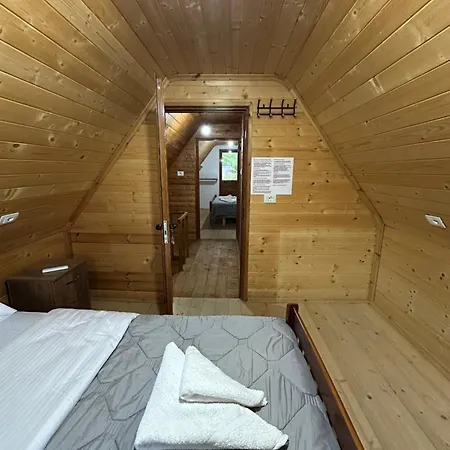 Bujtina Crystal Guest house *