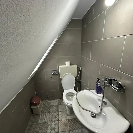 Bujtina Crystal Casa de hóspedes 3*