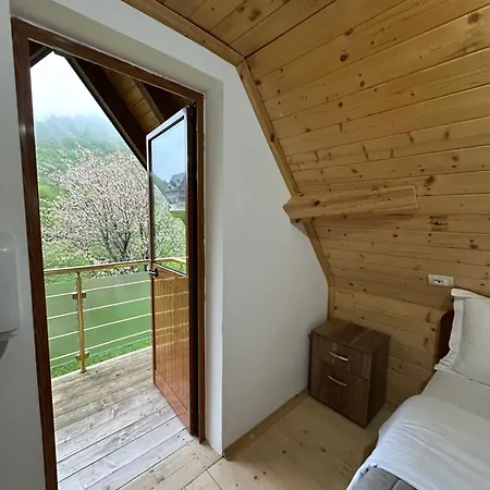 Guest house Bujtina Crystal