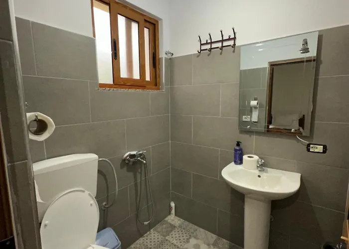 Bujtina Crystal בית הארחה 3*