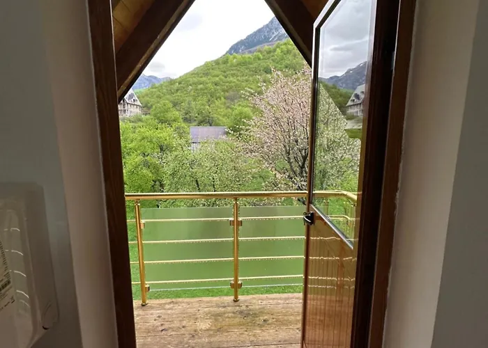 Bujtina Crystal טת