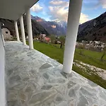 Pensión Bujtina Crystal Theth