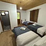 Pensión Bujtina Crystal 3*