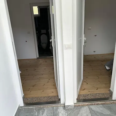 Bujtina Crystal 招待所 3*