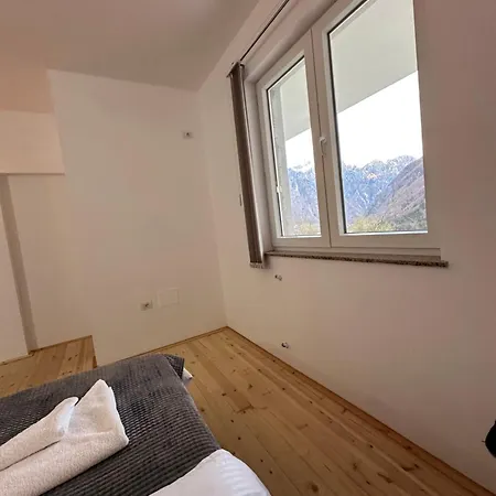 Bujtina Crystal بيت ضيافة ثيث