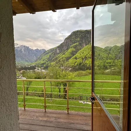 Bujtina Crystal بيت ضيافة ثيث