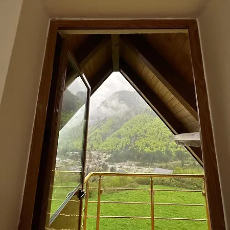 Bujtina Crystal بيت ضيافة