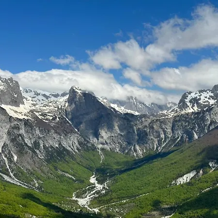 Bujtina Crystal 招待所 3*