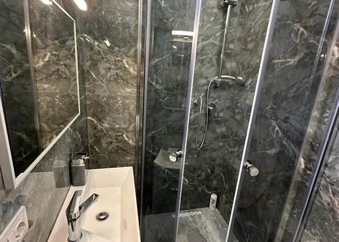 Bujtina Crystal 招待所 3*