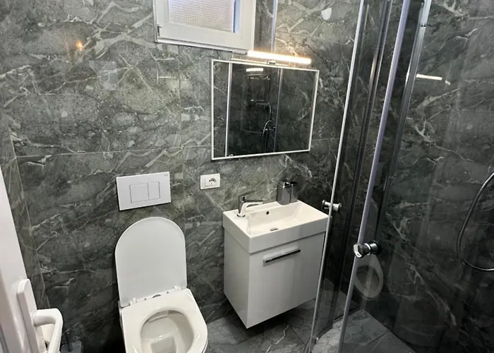 Bujtina Crystal 招待所 3*