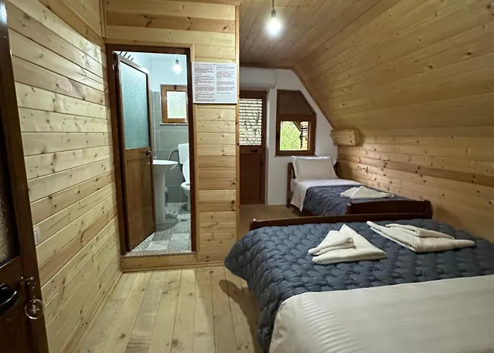 Bujtina Crystal 招待所 3*