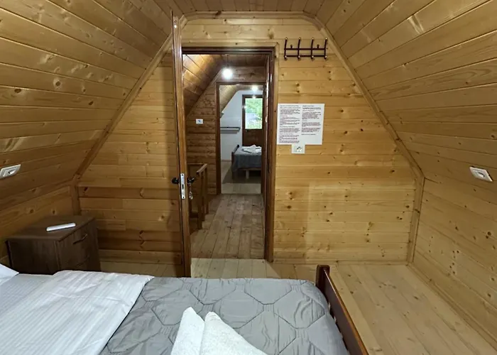 Bujtina Crystal 招待所 3*