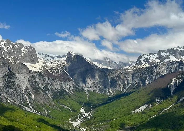 Bujtina Crystal 招待所 3*